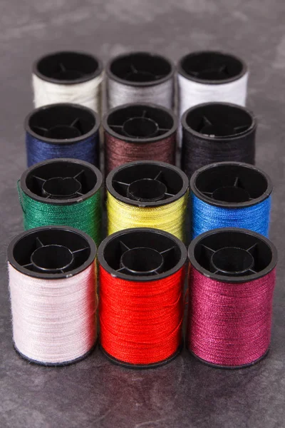Катушки Разноцветной Нити Используемые Вышивки Шитья — стоковое фото