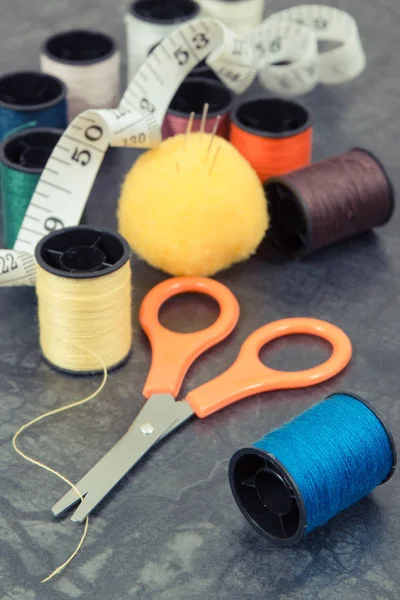 Accessoires Gereedschappen Voor Het Naaien Borduren Spoelen Draad Naald Schaar — Stockfoto