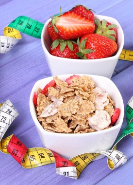 Taze olgun çilek, buğday ve çavdar pul ve şerit metre, zayıflama ve sağlıklı yaşam konsepti