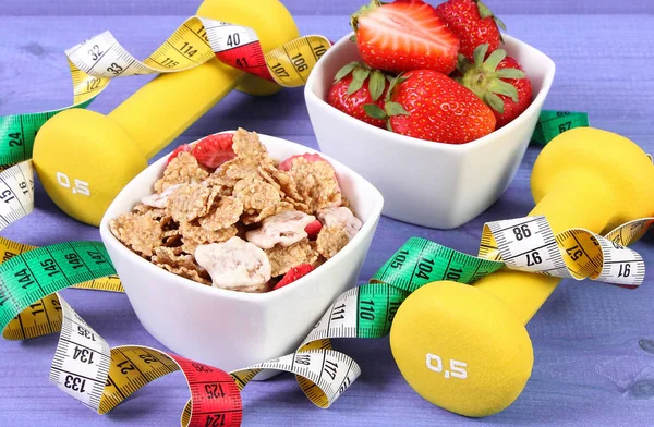 草莓与小麦和黑麦片 哑铃的健身和卷尺 减肥的概念 健康的生活方式 — 图库照片