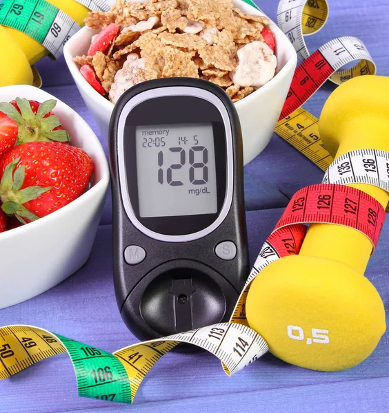 Glukosemessgerät Mit Ergebnis Des Zuckerspiegels Gesunde Ernährung Hanteln Für Fitness — Stockfoto