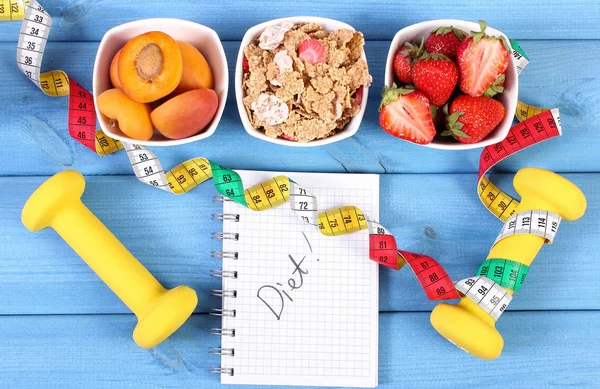 新鲜健康食品 健身哑铃 磁带测量和笔记本书写笔记 减肥概念 运动的生活方式 — 图库照片