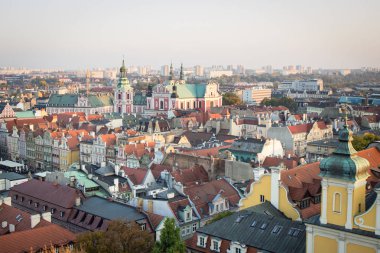 Poznan, Polonya - 12 Ekim 2018: Binalar ve collegiate Kilisesi Lehçe kasaba Poznan görünüm