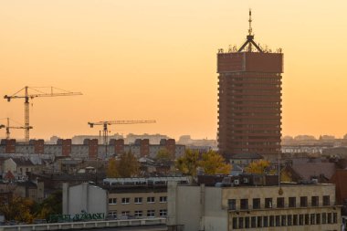 Poznan, Polonya - 12 Ekim 2018: Gün batımında görünüm ekonomik Akademi ve Poznan Polonya City'deki binalar