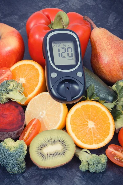 健康的な糖尿病の食事のビタミンを含む野菜や果物の糖度をチェックするため Glucometer — ストック写真