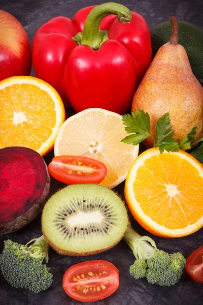 Свежие фрукты и овощи, питательный десерт в качестве источника полезных минералов и витаминов — стоковое фото