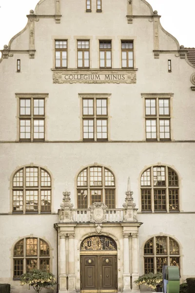 Poznan, Polen - 12. Oktober 2018: Campus "collegium minus" der adam mickiewicz uniwersity in der polnischen Stadt Poznan. Alter Foto — Stockfoto