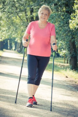 Yaşlı kadın kıdemli yürüyüşü, Yaşlılıkta sportif yaşam kavramı pratik