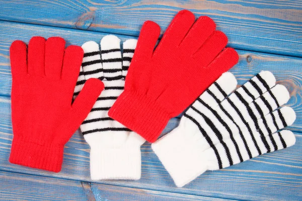 Guantes femeninos rojos y rayados para otoño o invierno — Foto de Stock