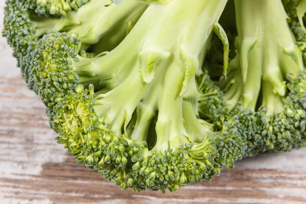 Brocoli vert naturel frais comme collation saine — Photo