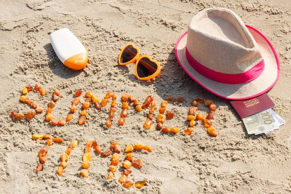 Yazıt yaz saati, güneşlenme ve pasaport ve para birimlerini euro üzerinde kum plaj, yaz ve tatil zaman aksesuarlar