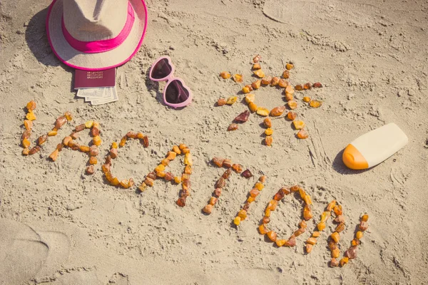 Vintage foto, ordet semester, tillbehör för solbad och pass med valutor dollar på stranden — Stockfoto