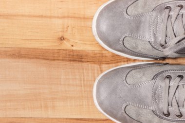 Rustik gemide erkek ayakkabı kavramı, erkekler için gri ayakkabı metin için yer kopyalayın