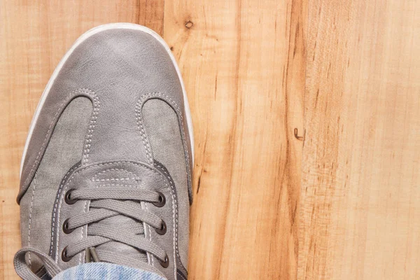 Elegante graue Schuhe für Herren an Bord, Platz für Beschriftung — Stockfoto