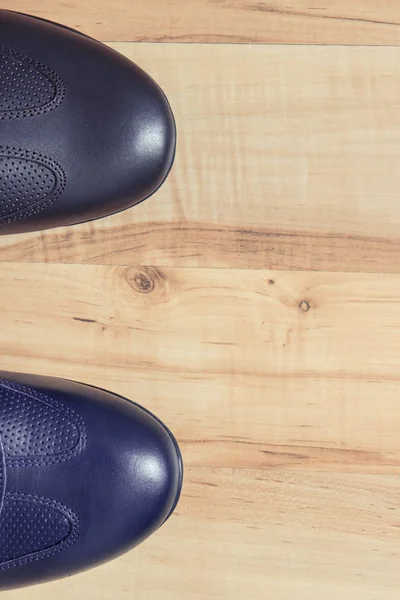 Marineblauwe schoenen voor mannen op rustieke bord, mannelijke schoeisel concept, ruimte voor tekst kopiëren — Stockfoto