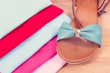 Pamuk gömlek ve deri sandalet kadın için