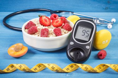 Şekeri ölçüm cihazı, taze yulaf ezmesi meyve, santimetre ve halter, sırasında diyabet şeker seviyesini kontrol kavramı