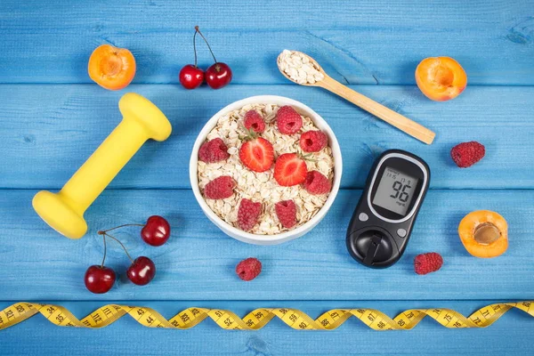 血糖仪用于检测血糖水平，麦片粥水果、 厘米和哑铃、 糖尿病和健康的生活方式 — 图库照片