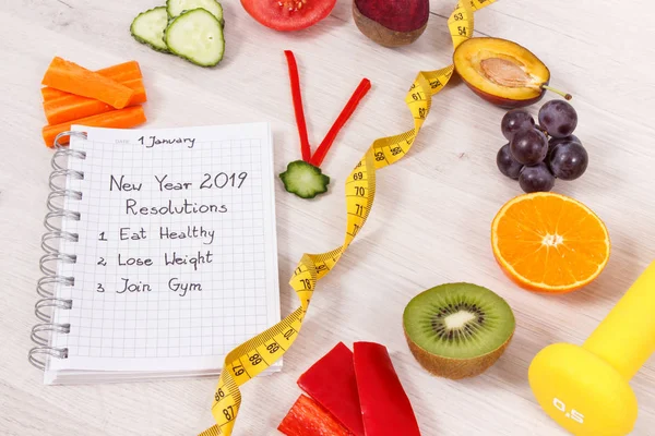 Resoluciones de año nuevo para 2019 y reloj de frutas frescas con verduras, mancuerna y centímetro — Foto de Stock