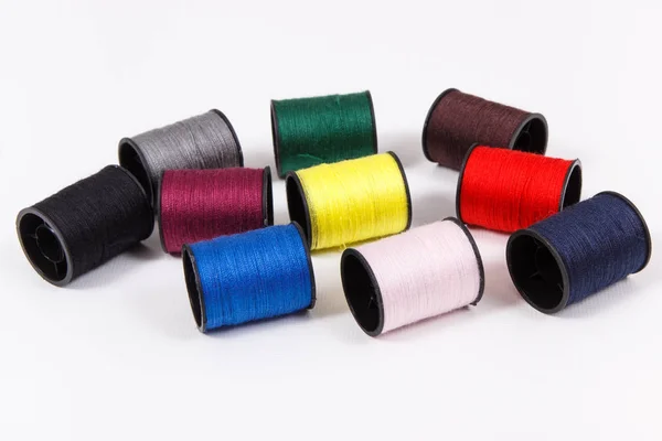 Špulky barevných nití jako příslušenství pro použití v šití. — Stock fotografie