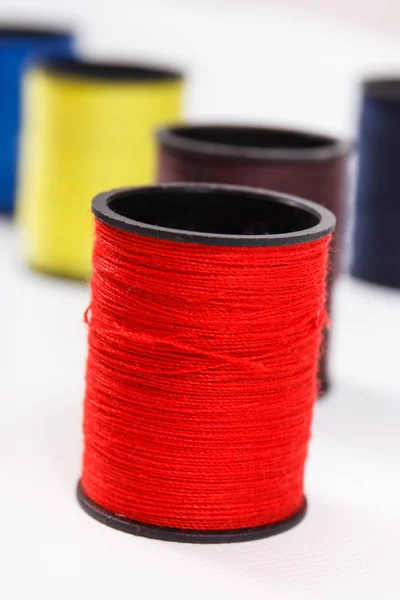 Катушки ниток, используемые для вышивки и шитья — стоковое фото