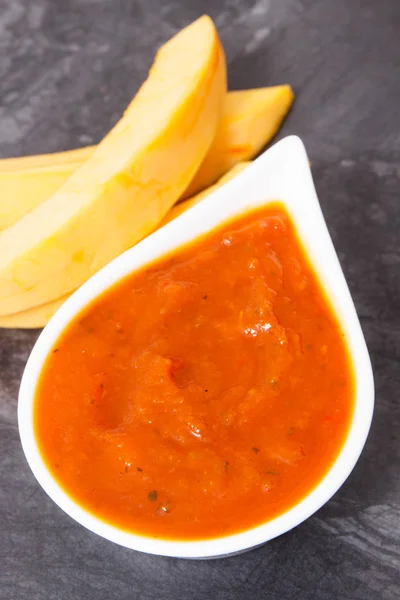 Salsa di zucca fatta in casa o ketchup con spezie, alimentazione sana — Foto Stock