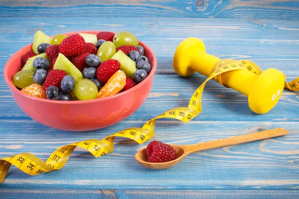 新鲜水果沙拉和厘米哑铃, 饮食, 健康的生活方式和营养概念 — 图库照片