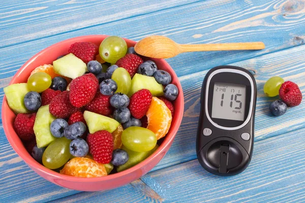 Ensalada de frutas frescas y glucosímetro con nivel de azúcar, diabetes, estilo de vida saludable y concepto nutricional — Foto de Stock