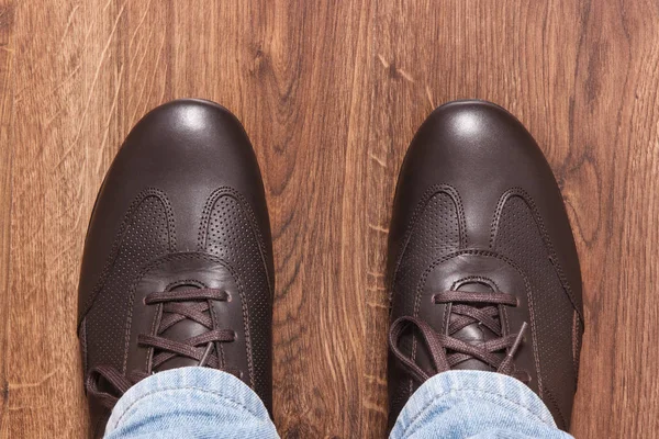 Cómodos zapatos de cuero marrón en tablero rústico, calzado masculino —  Fotos de Stock