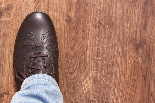 Comfortabele bruin lederen schoenen aan boord, mannelijke schoeisel, plaats voor tekst — Stockfoto