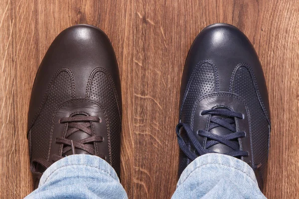 Elegante stijlvolle marine blauwe en bruine schoenen voor mannen aan boord — Stockfoto