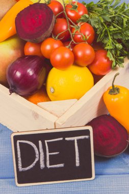 Yazıt beslenme ve meyve sebze ahşap kutusunda ile. Yemek, beslenme, sağlıklı zayıflama ve diyet kavramı