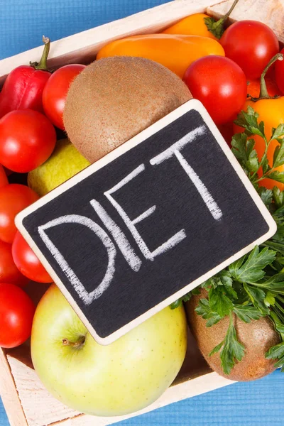 Dieta de inscripción y frutas con verduras en caja de madera. Alimentación saludable, nutrición, adelgazamiento y el concepto de dieta —  Fotos de Stock