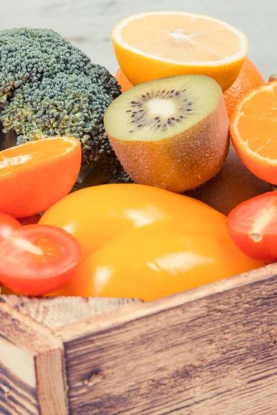 Hoop van rijpe vruchten met groenten in rustieke vak. Voedzame voedingsmiddelen die gezonde mineralen en vitaminen — Stockfoto