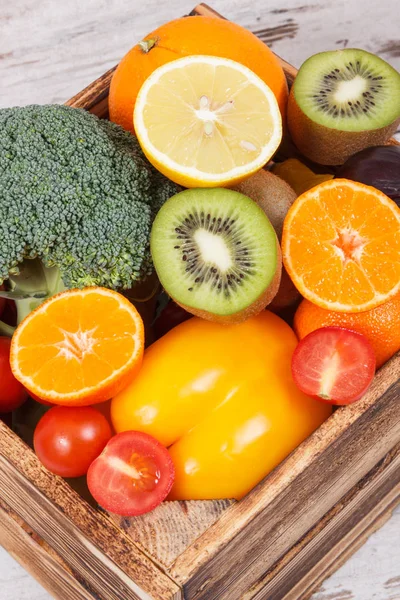 Vers fruit met groenten in rustieke vak als voedingsmiddelen die gezonde mineralen en vitaminen — Stockfoto