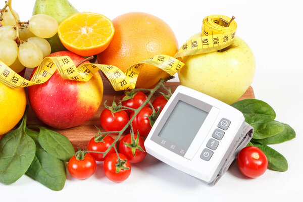 Монитор артериального давления, фрукты с овощами и скотчем, здоровый образ жизни

