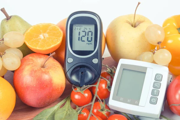 Glucometro con livello di zucchero, monitoraggio della pressione sanguigna e frutta con verdure, stile di vita sano — Foto Stock