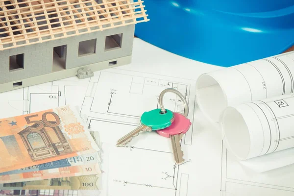 Valute euro, chiavi di casa, schemi elettrici da utilizzare nei lavori di ingegnere e piccola casa, costo della casa di costruzione — Foto Stock
