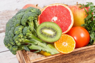 Meyve sebze kutusunda mineraller ve vitaminler, diyet ve zayıflama kavramı içeren gıda ile