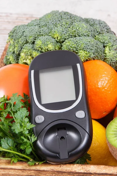 Glukometr a přírodní ovoce se zeleninou. Cukrovka a výživnější potraviny, které obsahují minerály a vitamíny — Stock fotografie