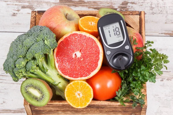 Medidor de glucosa con frutas y verduras saludables. Controlar el nivel de azúcar, la diabetes, la dieta y el concepto de adelgazamiento — Foto de Stock