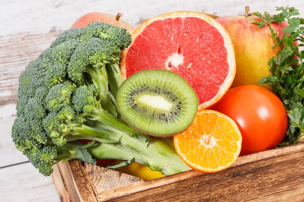 Vruchten met groenten in vak als voedsel met mineralen en vitaminen, dieet en afslanken concept — Stockfoto