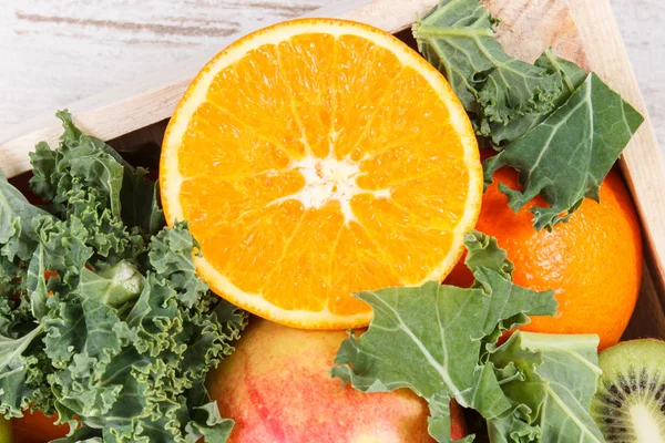 Verse rijpe vruchten met groenten. Gezonde dessert met vitaminen en mineralen — Stockfoto