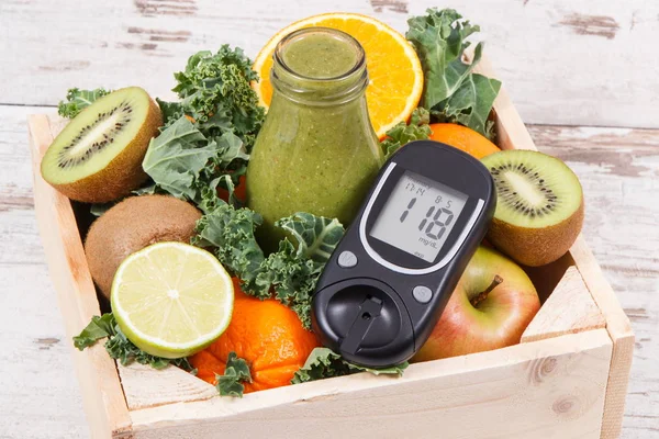 Glukosemessgerät mit Zuckergehalt und frisch gemischtem Coctail aus Obst und Gemüse. Diabetes und gesunde Ernährung — Stockfoto