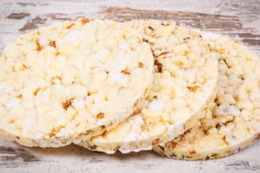 Gevrek pirinç ya da Mısır waffle baharatlar, sağlıklı diyet kahvaltı kavramı ile