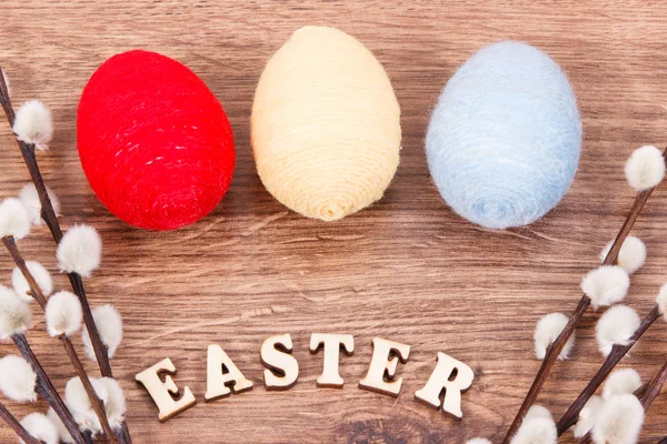 Kleurrijke eieren en Pasen katjes als feestelijke decoratie — Stockfoto