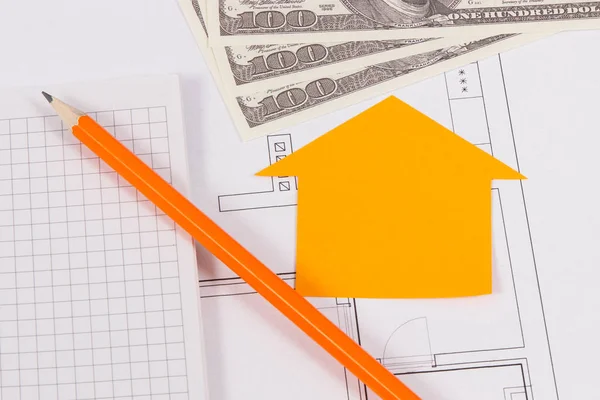 Bloc de notas con lápiz y dinero en el plan de vivienda, alquiler o venta de casa o concepto plano — Foto de Stock