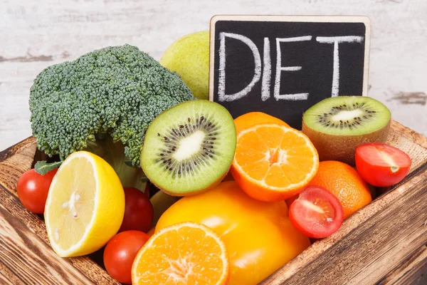 Nápis strava a ovoce se zeleninou jako zdroj minerálů a vitamínů. Dieta, hubnutí a zdravé výživě koncept — Stock fotografie