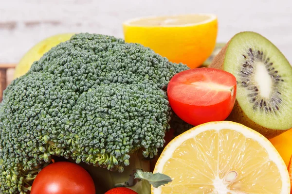 Natuurlijke groenten en fruit in houten doos. Voedzaam voedsel met mineralen en vitaminen — Stockfoto