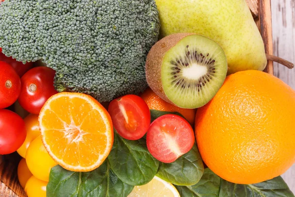 Gyümölcsök, zöldségek mezőbe az élelmiszer tartalmazó ásványi anyagok és a vitaminok, a diéta és a fogyás koncepció — Stock Fotó
